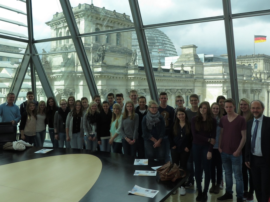 Gemeinsames Gespräch im Raum mit der tollsten Aussicht, die der Bundestag zu bieten hat! Die Klasse 10 der Realschule Schloss Wittgenstein zu Besuch in Berlin.